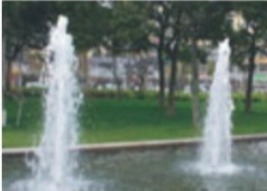 La fontaine colorée de danse de musique de l'eau de ccc équipe d'un gicleur pour le message publicitaire