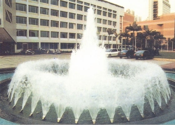 Une fontaine, une fontaine sèche, une fontaine de danse, une fontaine flottante.