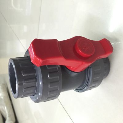 Robinet à tournant sphérique noir des syndicats de double du rouge DN20 UPVC