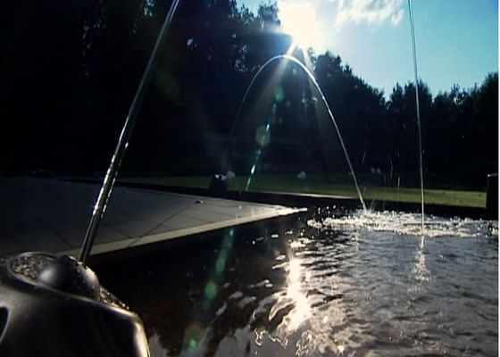 Jets sautants de fontaine de 1m de danse laminaire colorée de l'eau