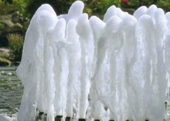 Jet écumeux de bec de fontaine d'eau de mousse d'acier inoxydable
